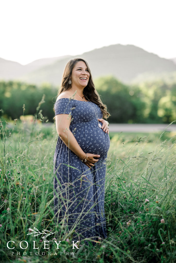 maternity photo with mountains